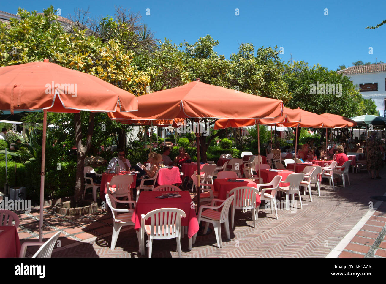 Pavement Cafe nella Plaza de los Naranjos, Casco Antiguo (Città Vecchia), Marbella, Costa del Sol, Andalusia, Spagna Foto Stock
