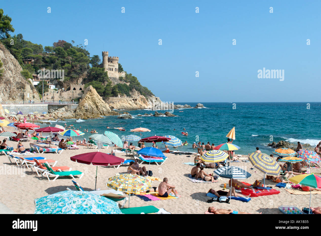 Spiaggia principale con il castello in background, Lloret de Mar, Costa Brava, Catalunya, Spagna Foto Stock