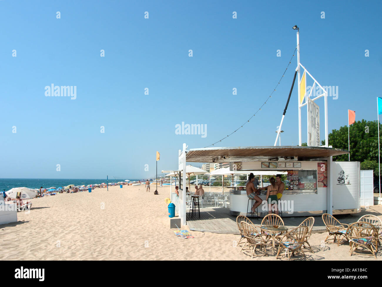 Il Beach bar sulla spiaggia di Pineda de Mar, Costa Brava, Catalunya, Spagna Foto Stock