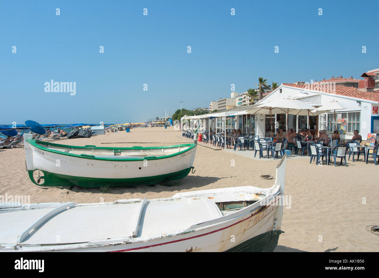 Il Beach bar e ristorante sulla spiaggia di Pineda de Mar, Costa Brava, Catalunya, Spagna Foto Stock