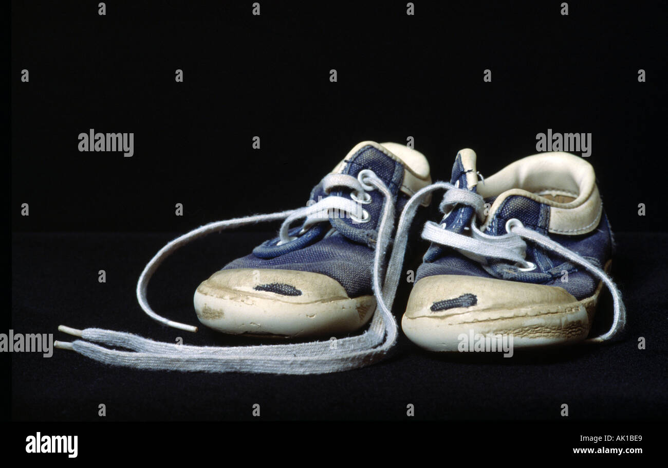 Studio bambino sneakers blu foro nella suola Foto Stock
