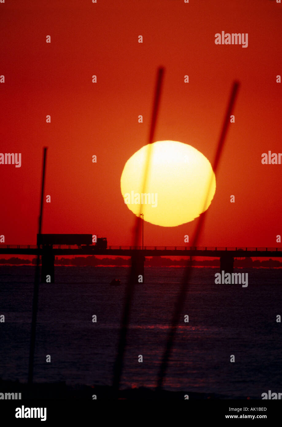 VA Virginia Beach Bay Bridge 18 wheeler carrello barca e silhouette con tramonto Foto Stock