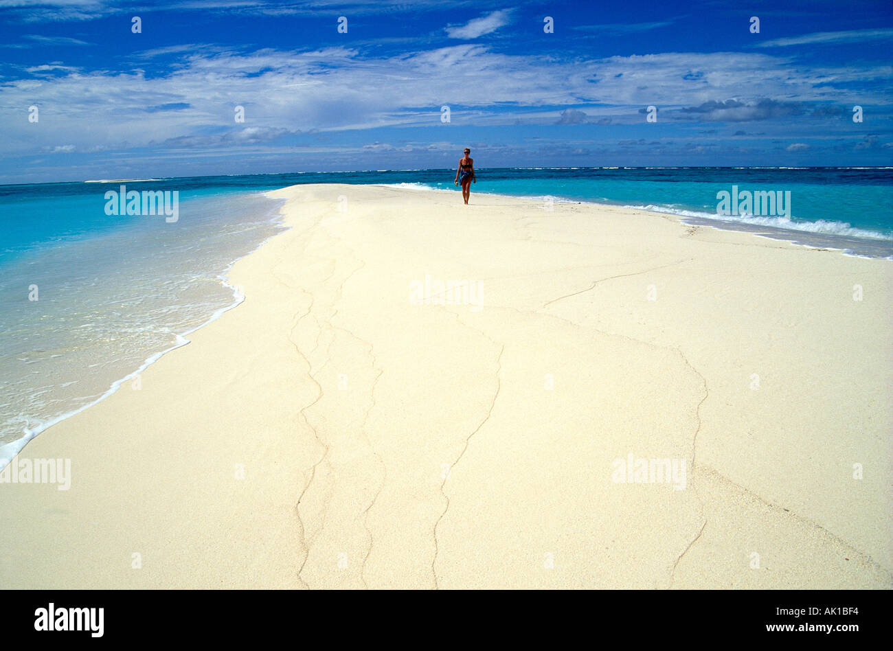 Isole Figi Nanuku Levu isola disabitata punto di donna sulla spiaggia con zaino Foto Stock