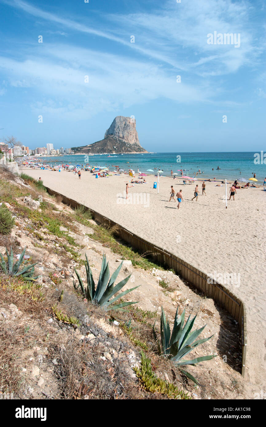 Spiaggia a Calpe guardando verso il Penon de Ifach, Costa Blanca, Spagna Foto Stock