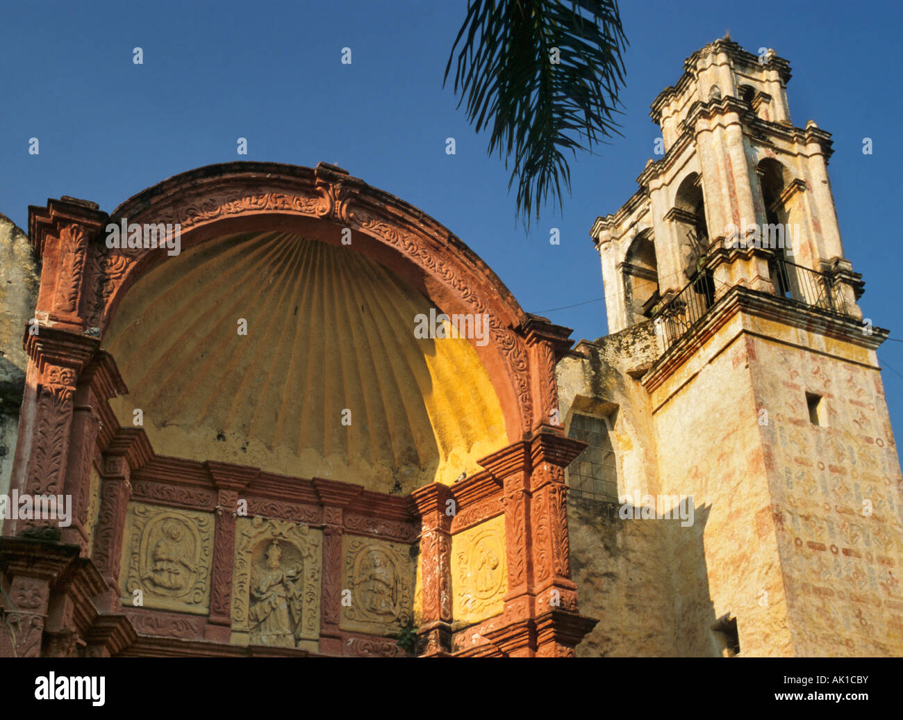 Facciata concava del Templo de la Tercera Orden Recinto de la Catedral Cuernavaca Messico Foto Stock