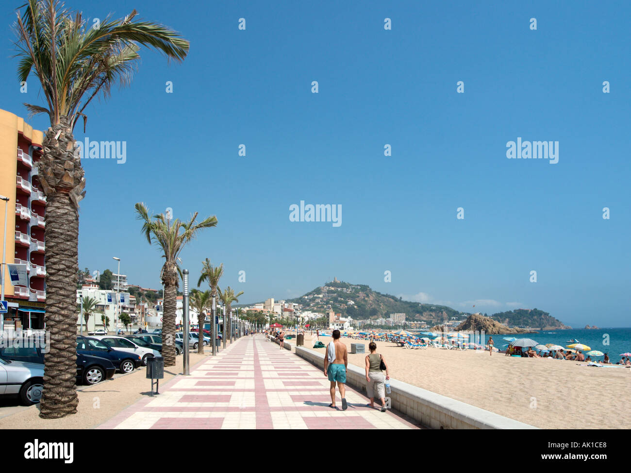 La spiaggia principale e la passeggiata sul lungomare in Blanes, Costa Brava, Spagna Foto Stock