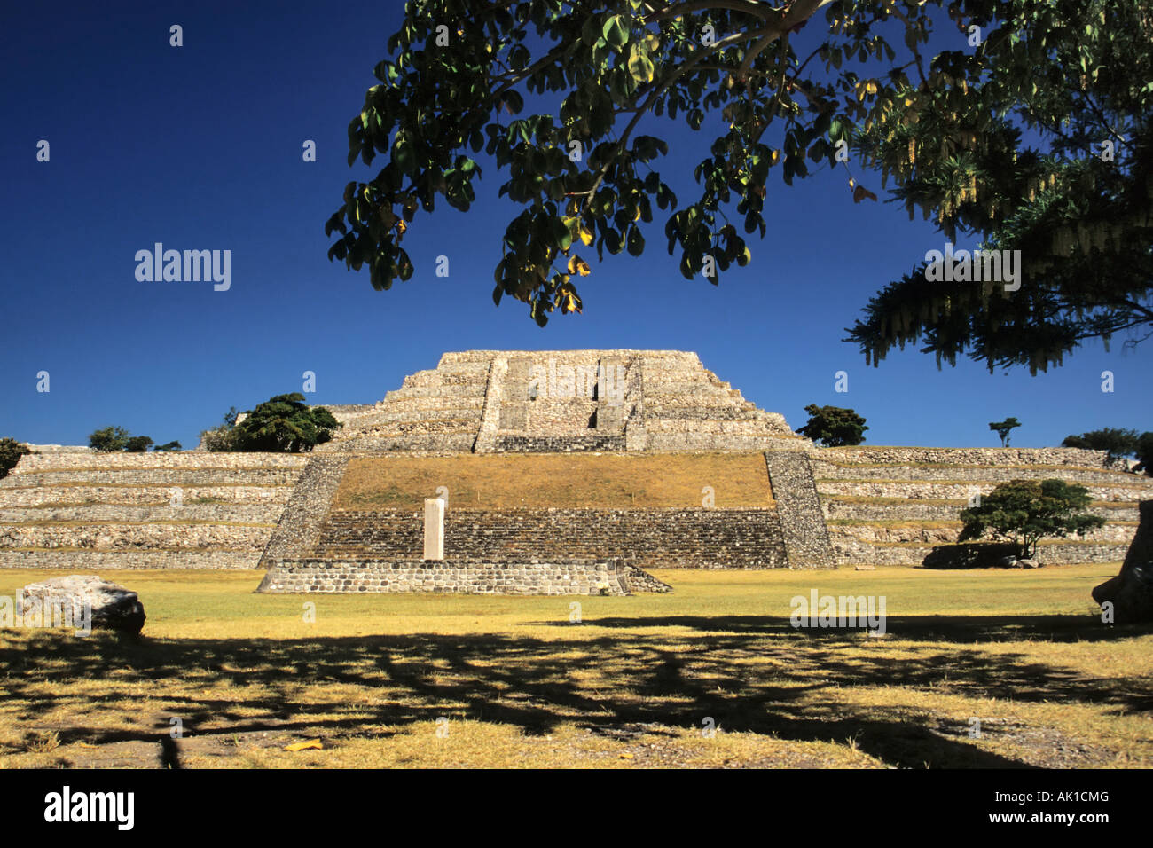 Gran Piramide due stele Glyph Plaza a Xochicalco Messico Foto Stock