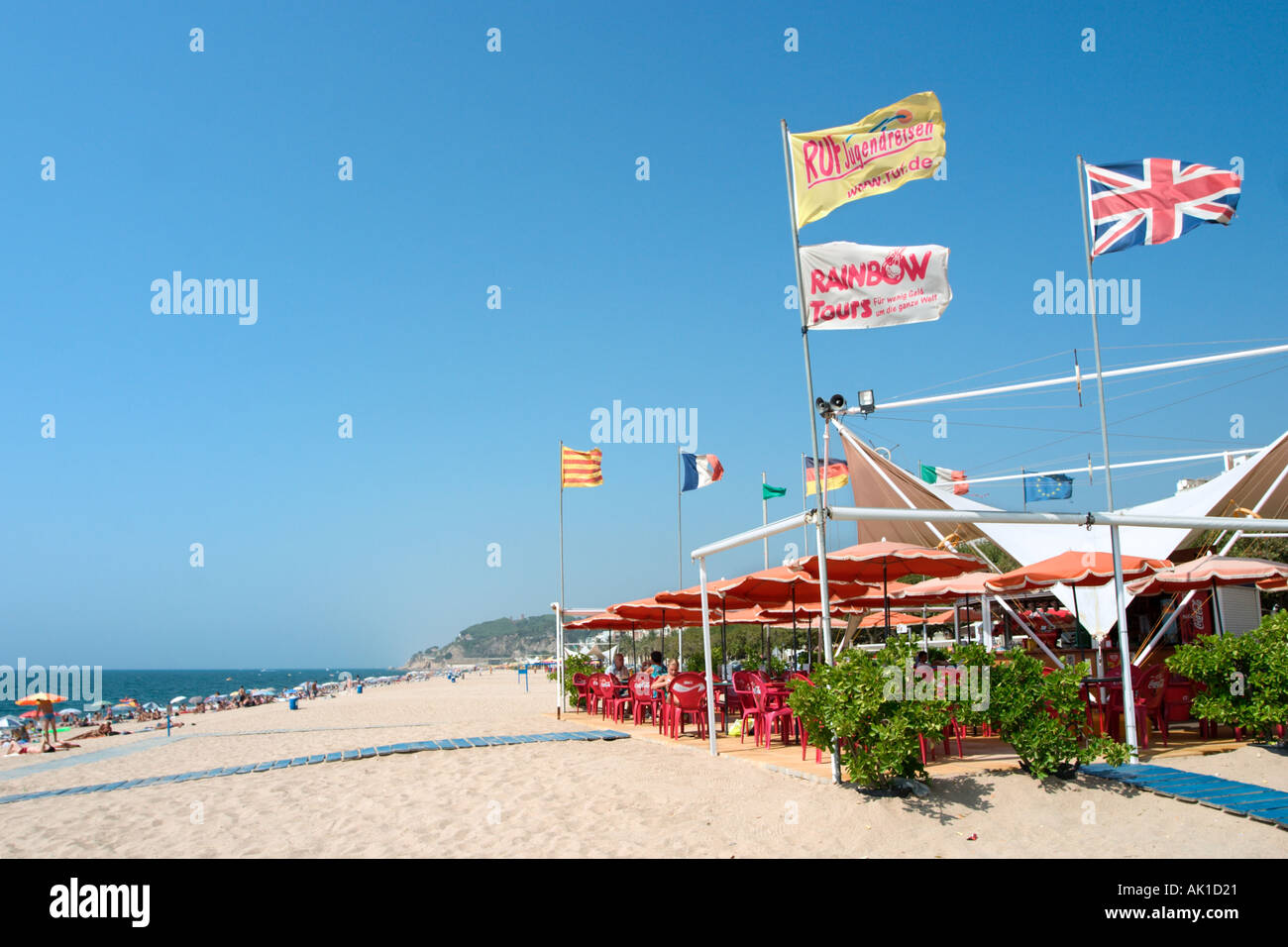 Beach bar sulla spiaggia principale, Calella, Costa Brava, Catalunya, Spagna Foto Stock