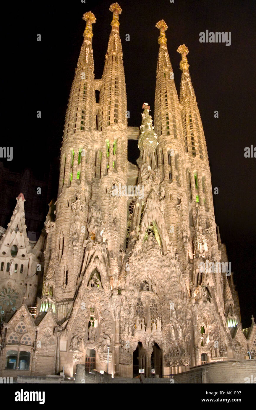Basílica i Temple Expiatori de la Sagrada Família di notte, quartiere Eixample, Barcellona, Catalunya, Spagna Foto Stock