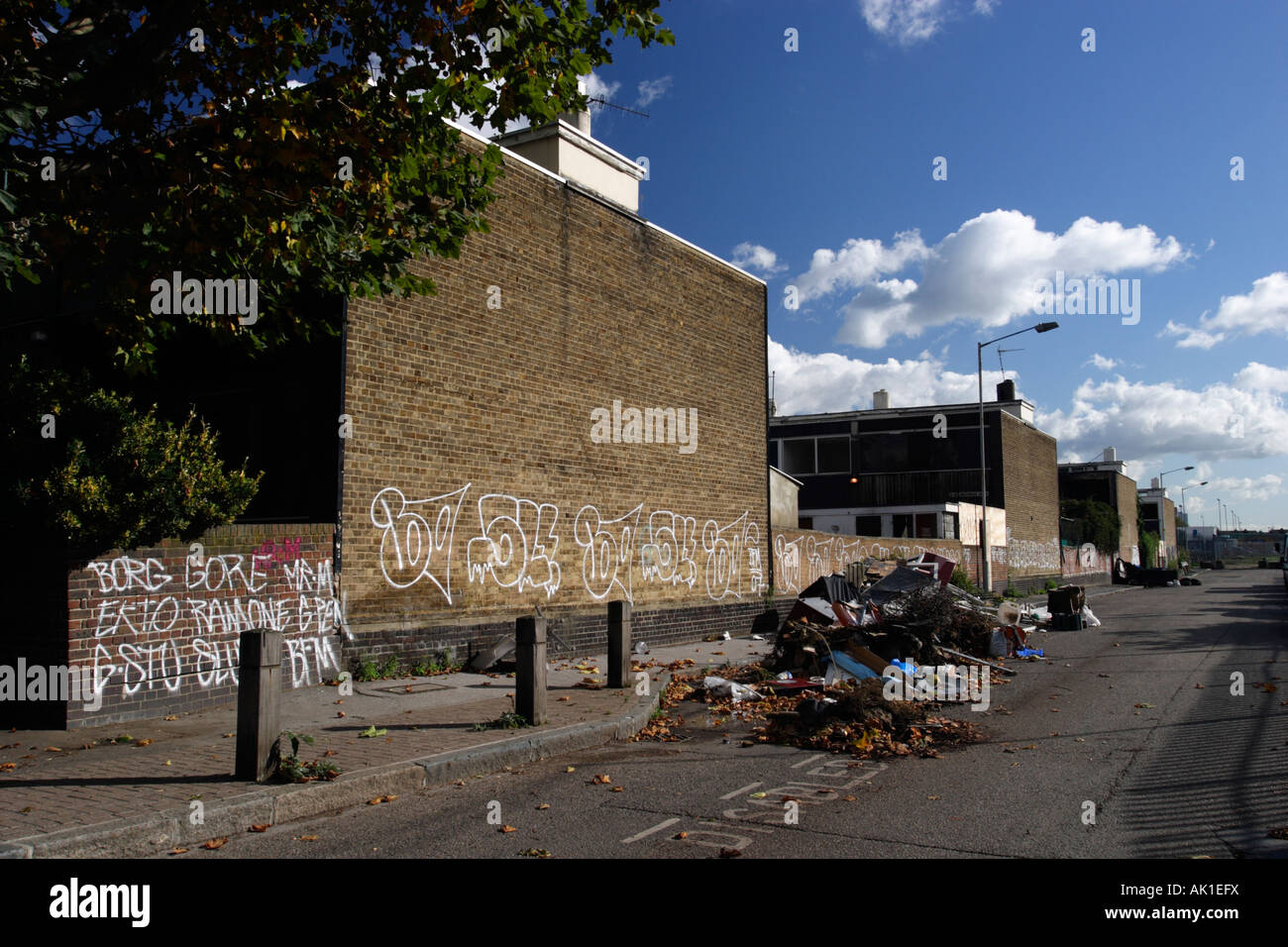 Vecchio alloggiamento Londra station wagon con graffiti e volare il ribaltamento. Foto Stock