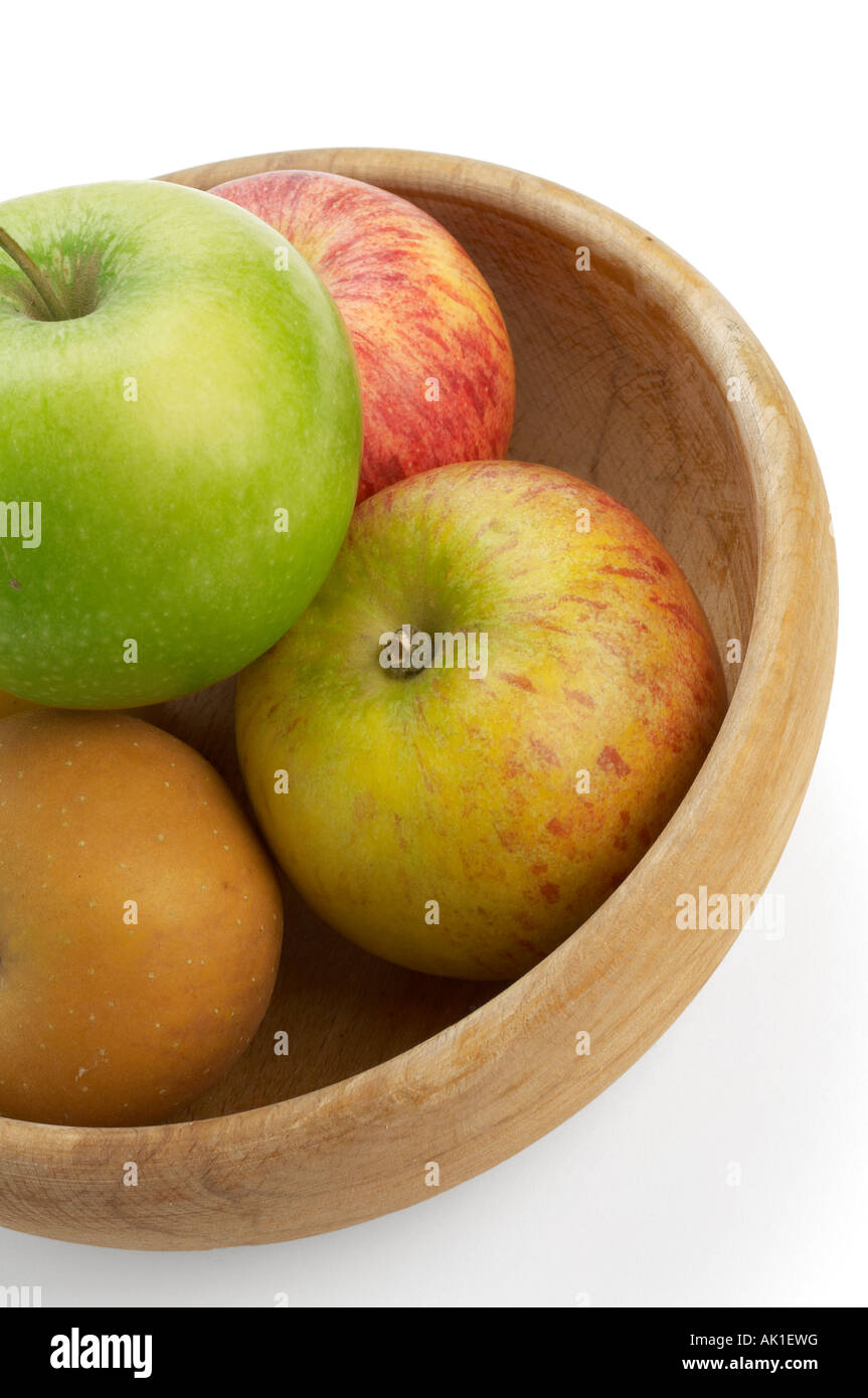 Raccolta di mele nella ciotola di legno Granny Smith s Cox Orange Pippin Royal Gala e Egremont Russet Foto Stock