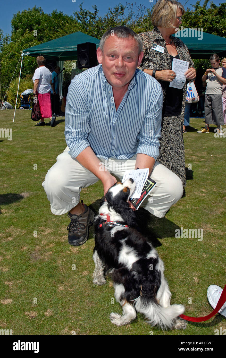 Martin Clunes giudicare un dog show in un villaggio di fete in Dorset, Gran Bretagna, Regno Unito Foto Stock