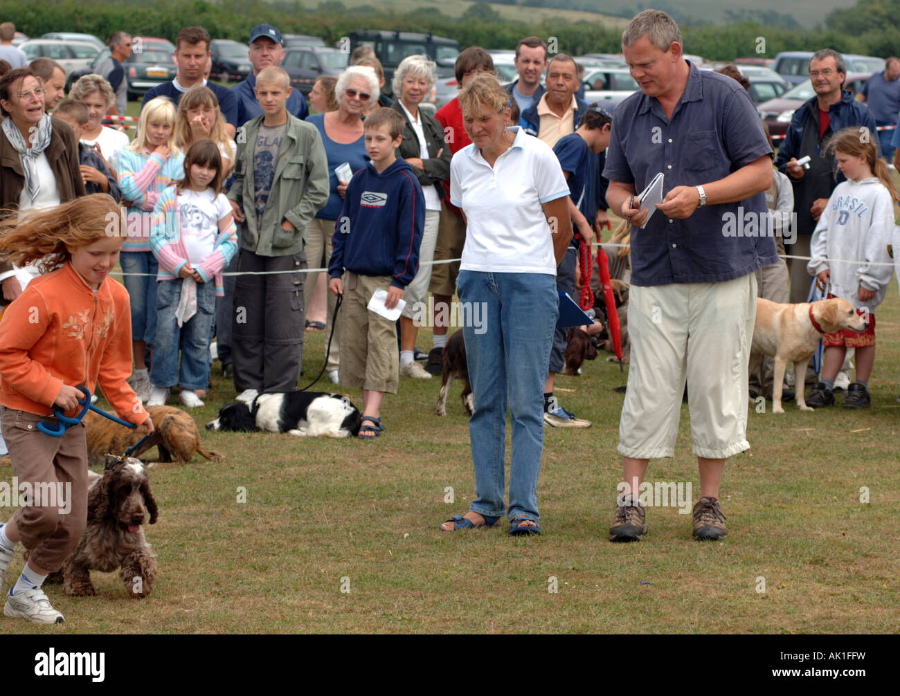 Martin Clunes giudicare un dog show in un villaggio di fete in Dorset, Gran Bretagna, Regno Unito Foto Stock