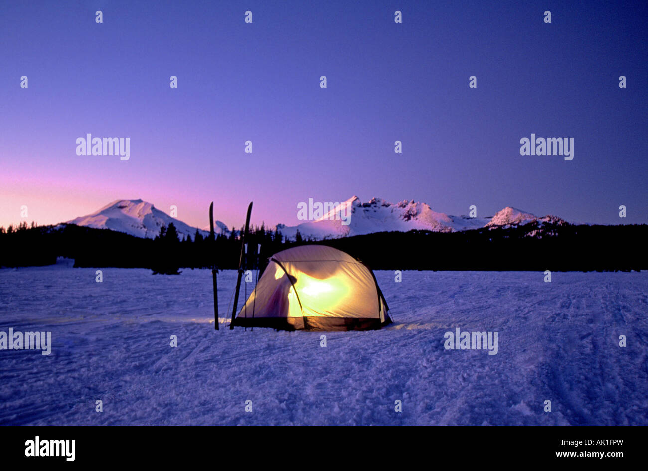 Inverno camper e fondisti impostare una tenda in cascata le montagne vicino al monte Bachelor al crepuscolo Foto Stock