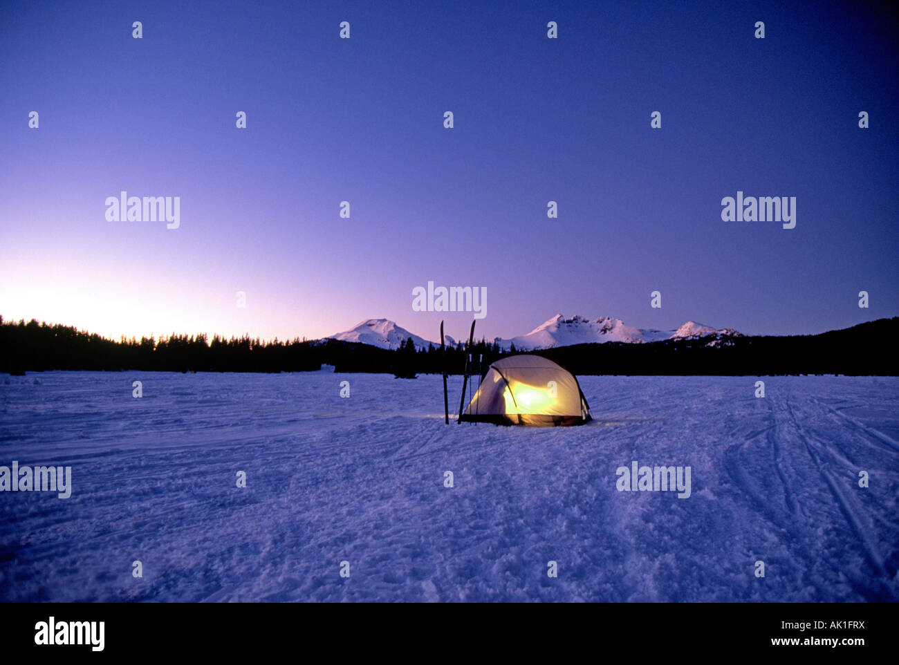 I fondisti impostare la loro tenda a metà inverno nei pressi del monte Bachelor in monti Cascade vicino a piegare Foto Stock