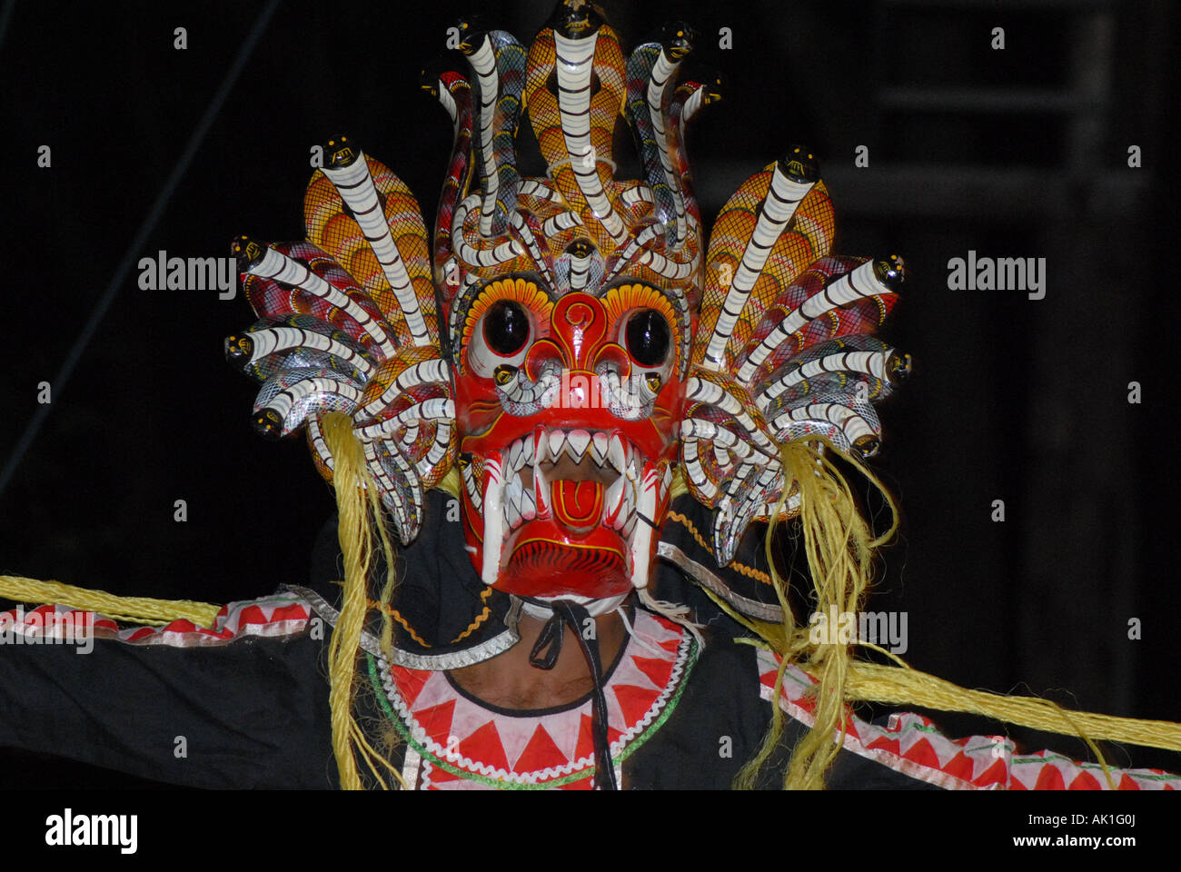 Ballerino Kandyan indossando maschera Kolam in Sri Lanka Foto Stock