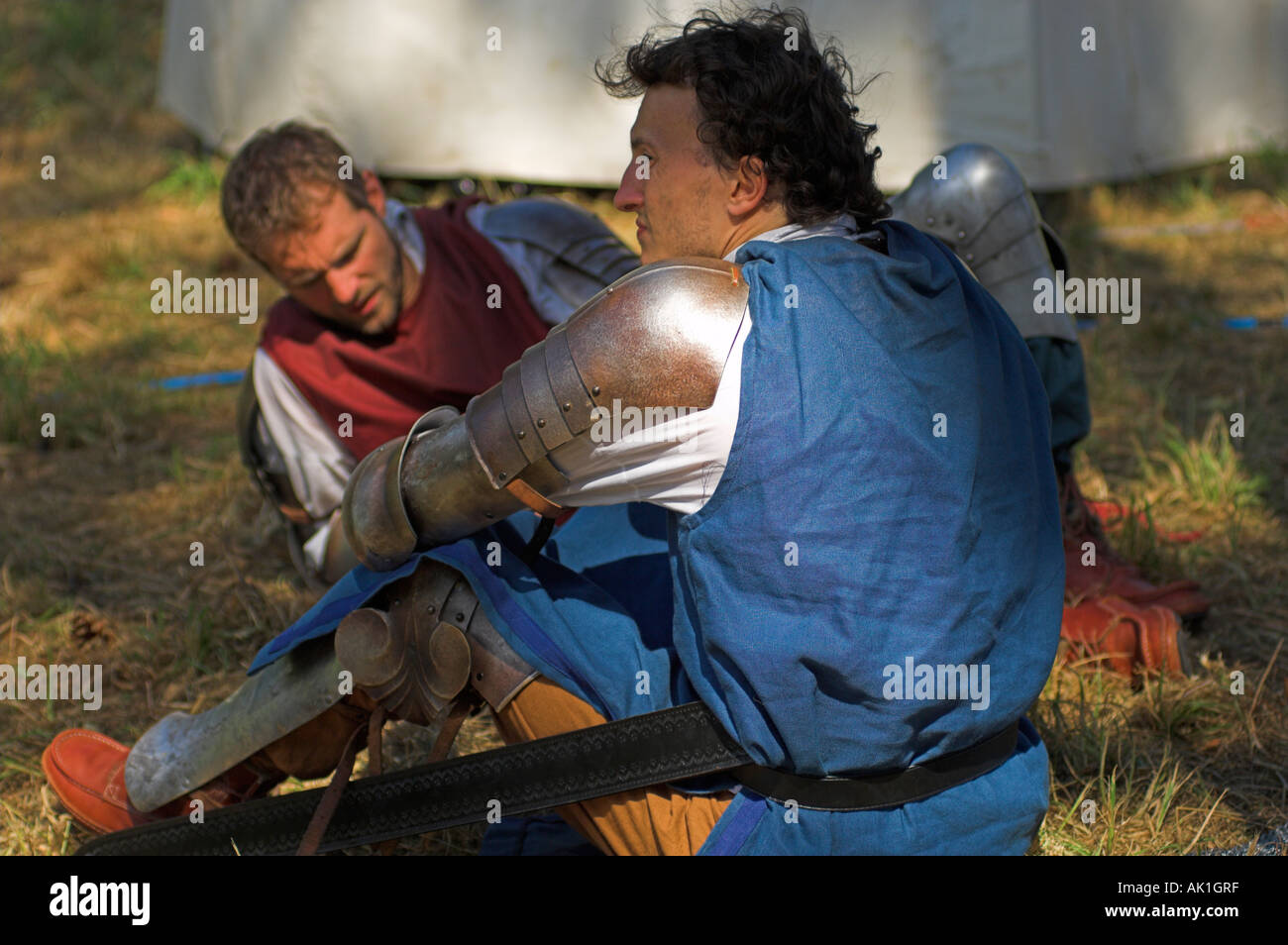 Due cavalieri in giacca di armatura scintillante in appoggio tra gli eventi alla rievocazione medievale Foto Stock