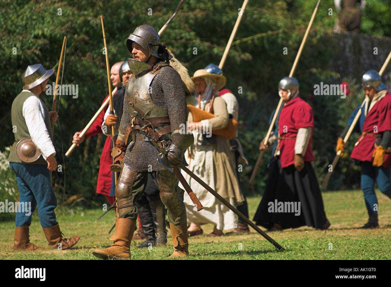 Cavalieri in armatura con le truppe di marching dietro alla rievocazione medievale Foto Stock