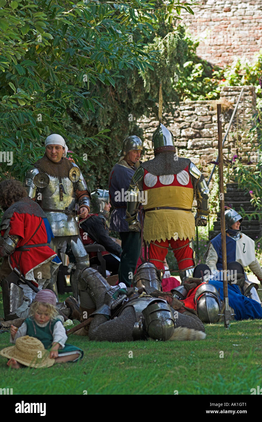 Cavalieri in armatura rilassante tra gli eventi alla rievocazione medievale Foto Stock