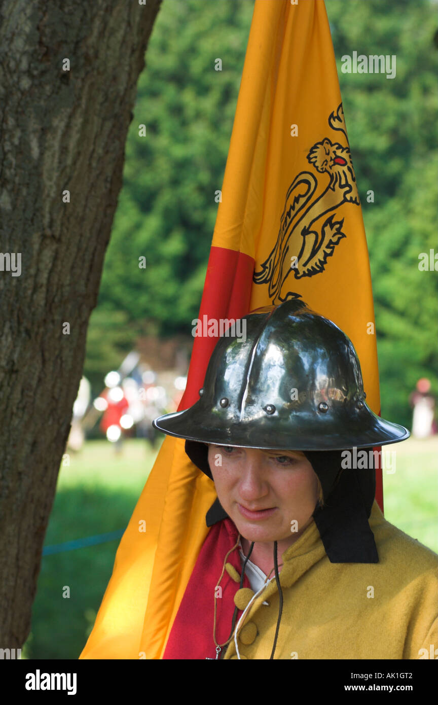 Donna portabandiera con casco alla rievocazione medievale Bristol Foto Stock