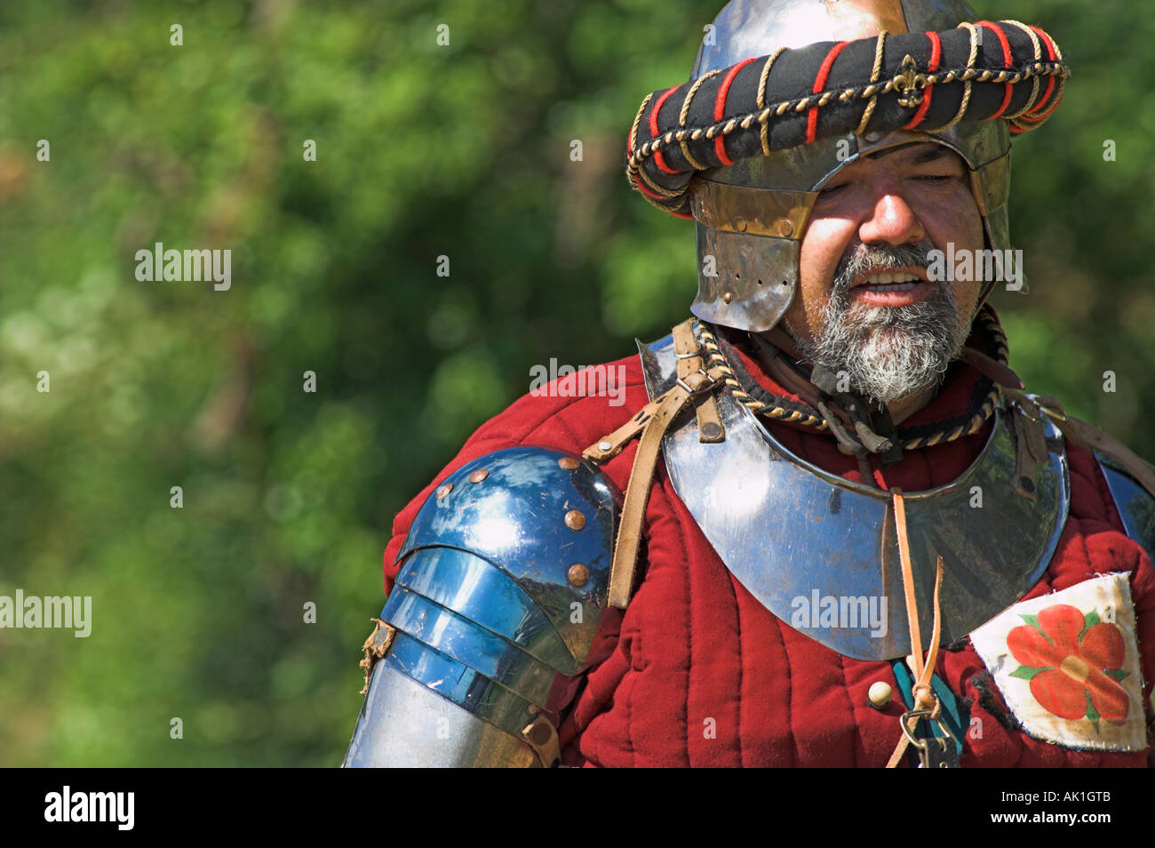 Cavaliere in armatura closeup alla rievocazione medievale Foto Stock