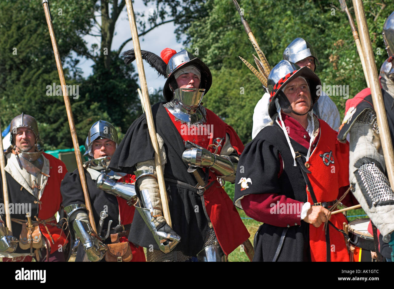 Knight marciando in armatura closeup alla rievocazione medievale Foto Stock