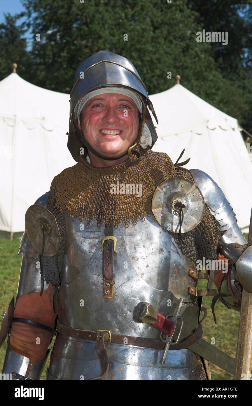 Primo piano di uomo in tuta di armatura scintillante tenendo il luccio alla rievocazione medievale Foto Stock