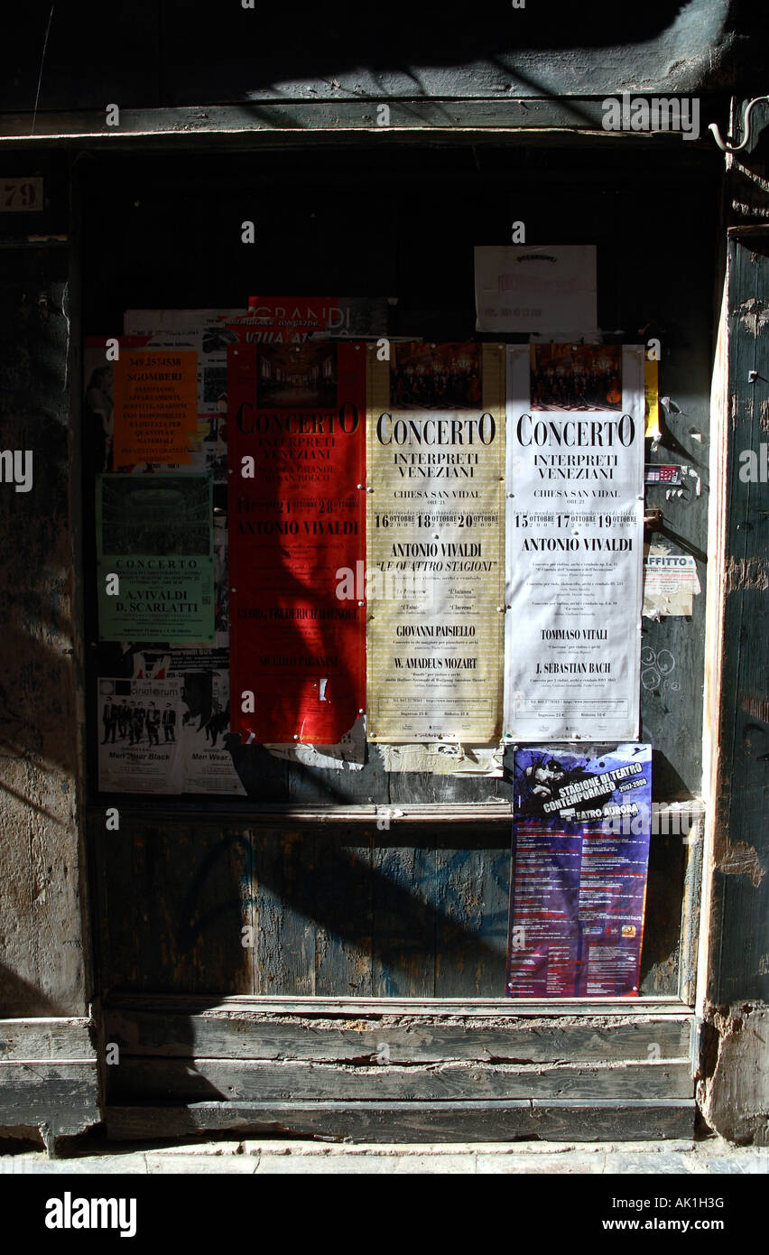 Il teatro e la musica poster su una parete in Venezia in Italia Foto Stock