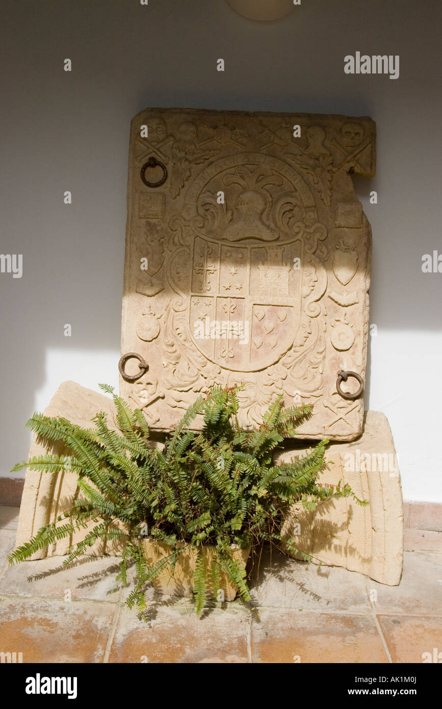 Un unidentified lapidato-scolpito stemma entro uno dei cortili interni del palazzo Mondragon, Ronda, Spagna Foto Stock