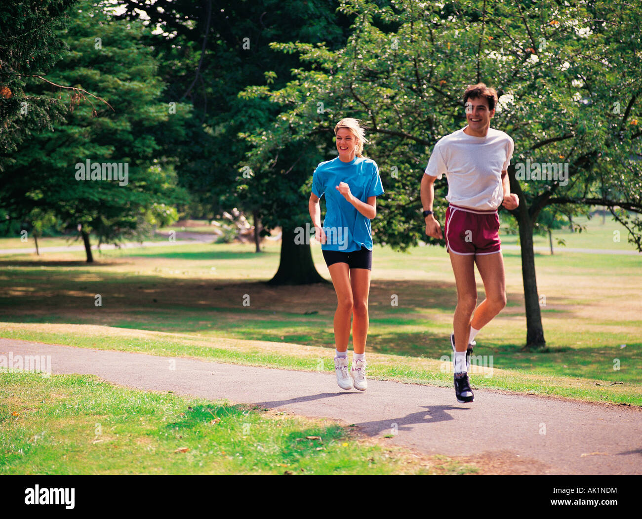 Coppia giovane jogging nel parco. Londra. Foto Stock