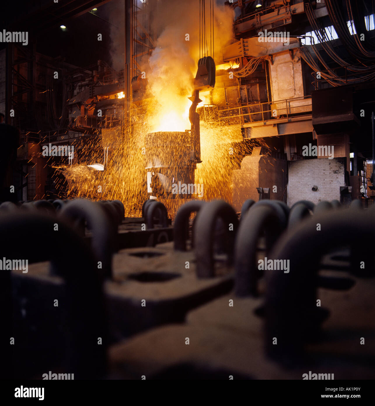 Forno di colata di acciaio fuso in fonderia Foto Stock