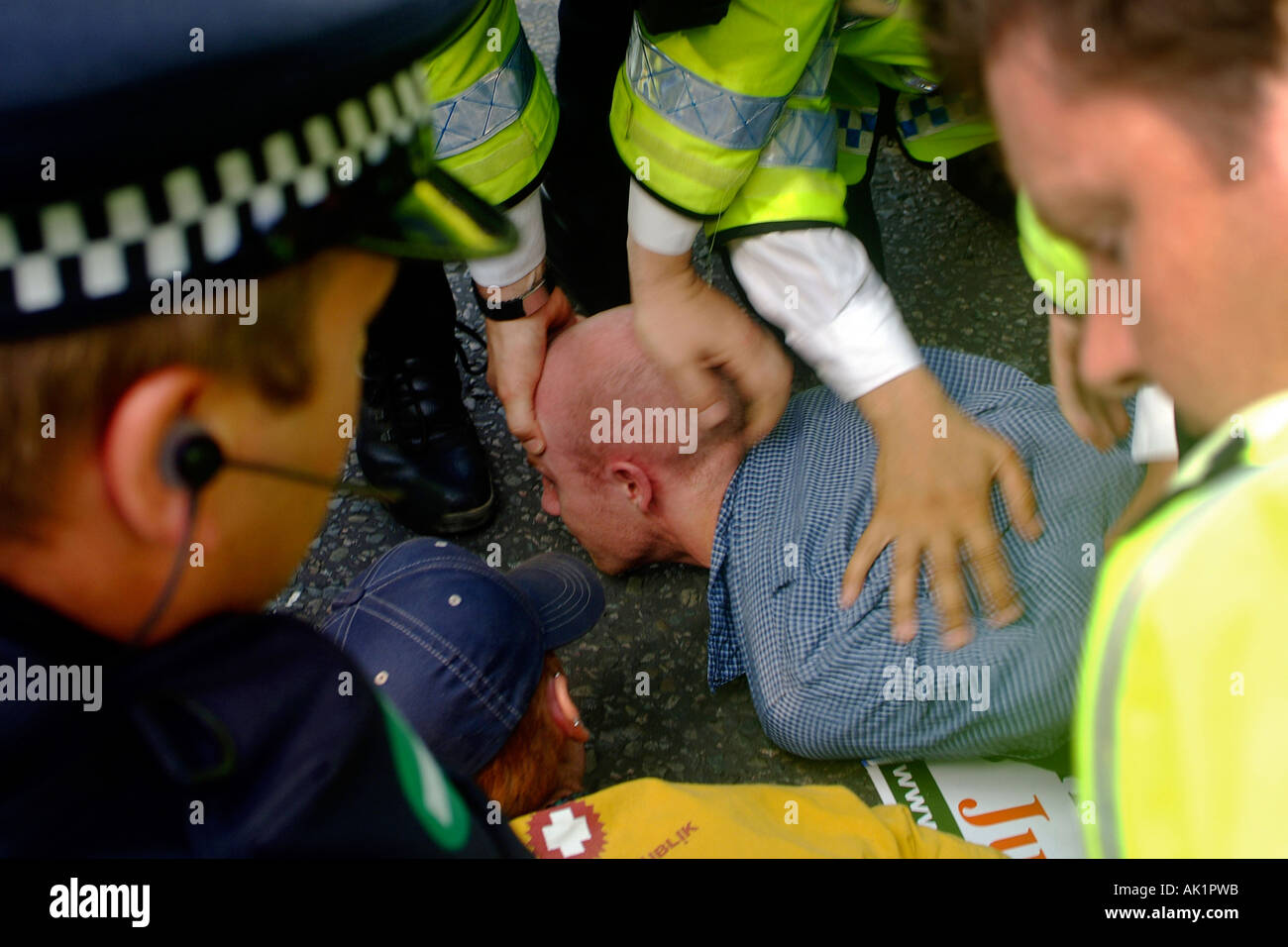 Pace due manifestanti sono stati arrestati dalla polizia metropolitana al di fuori di Downing Street. Copyright Terence mazzetto Foto Stock