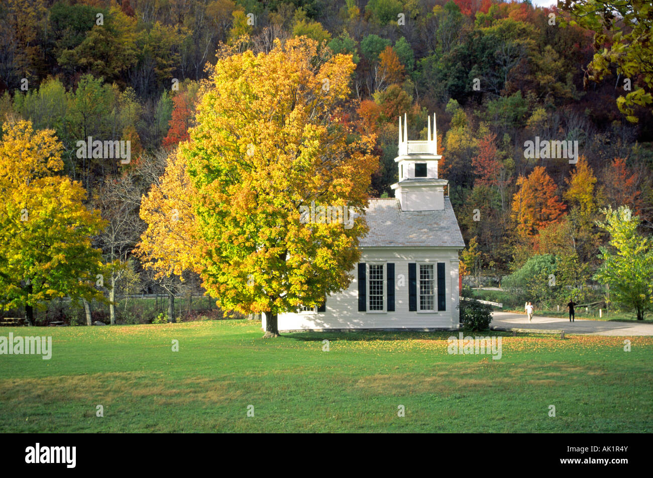 Una piccola chiesa di campagna in ottobre come il colore di autunno cambiare sorpassa il verde delle montagne del Vermont Foto Stock
