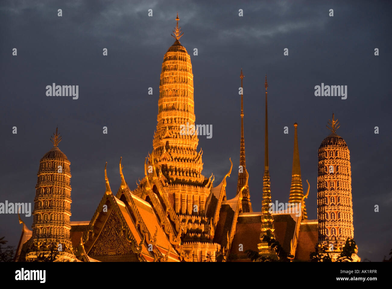 Il Grande Palazzo Reale e il Wat Phra Kaeo notte a Bangkok in Tailandia Foto Stock