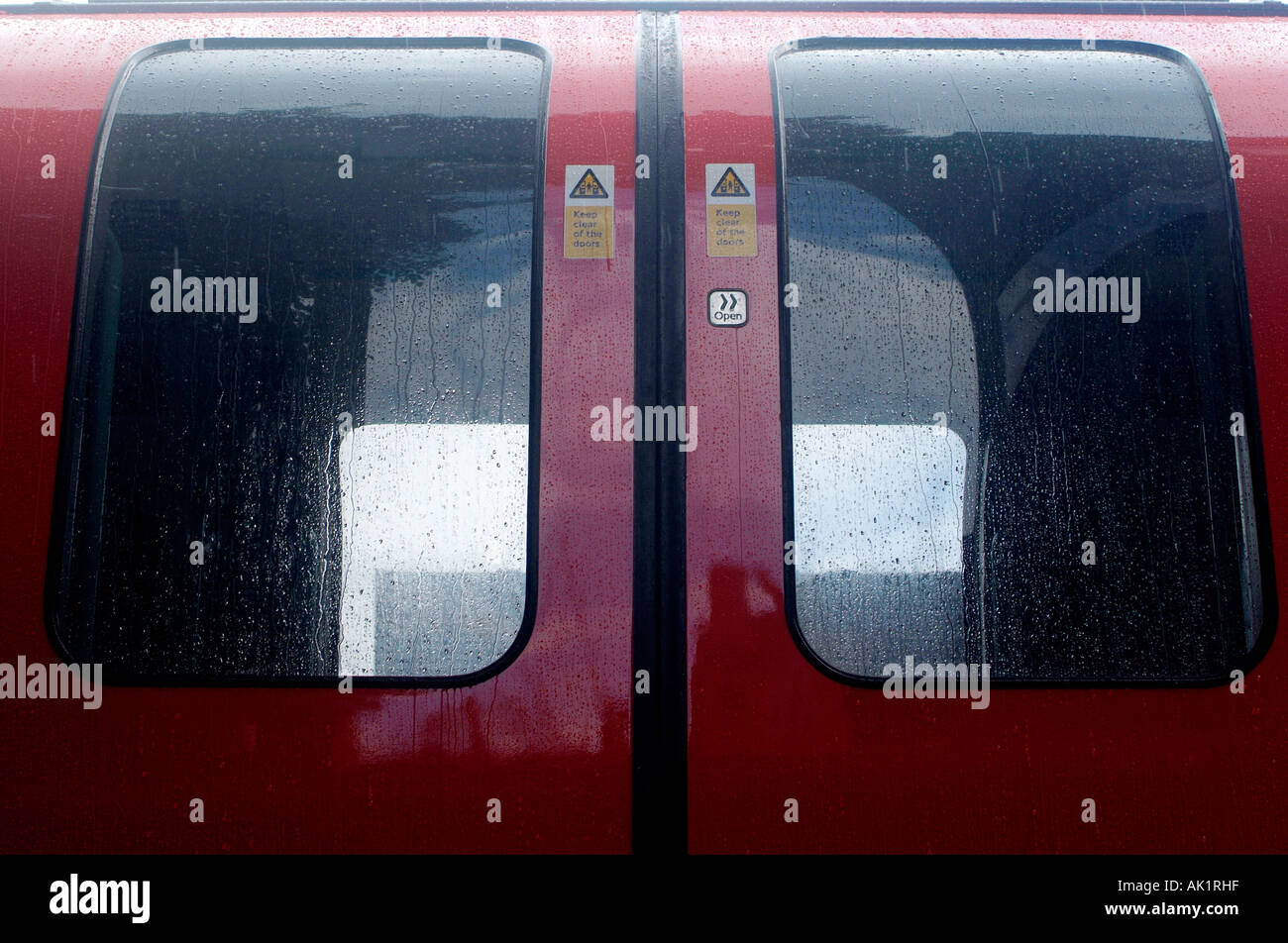 Porte scorrevoli sul lato di Londra della metropolitana treno. Foto Stock