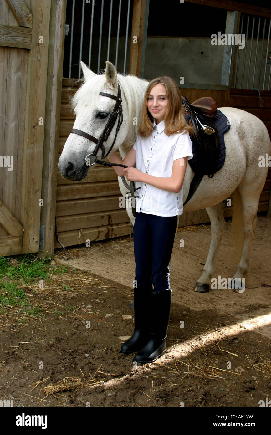 Un giovane adolescente ragazza inglese con il suo pony. Foto Stock