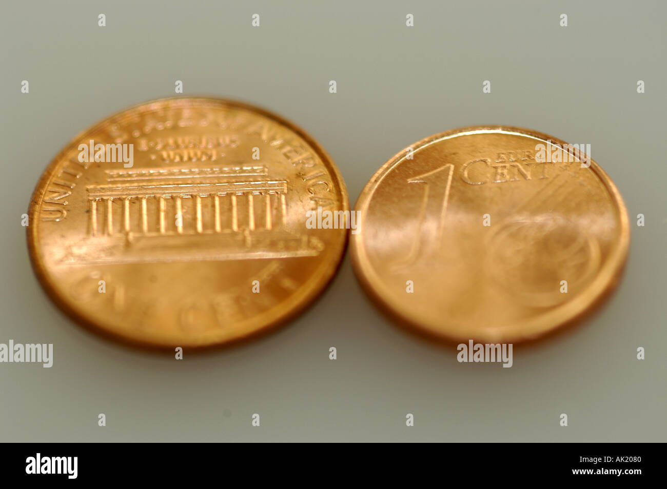 Un noi penny e un 1 cent di Euro Foto stock - Alamy