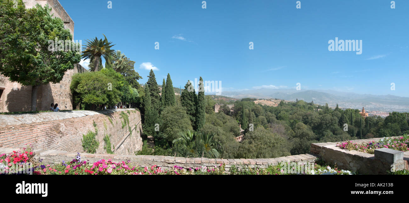 Vista guardando a sud-est su Alamedas dall'esterno la Alcazaba, Alhambra di Granada, Andalusia, Spagna Foto Stock