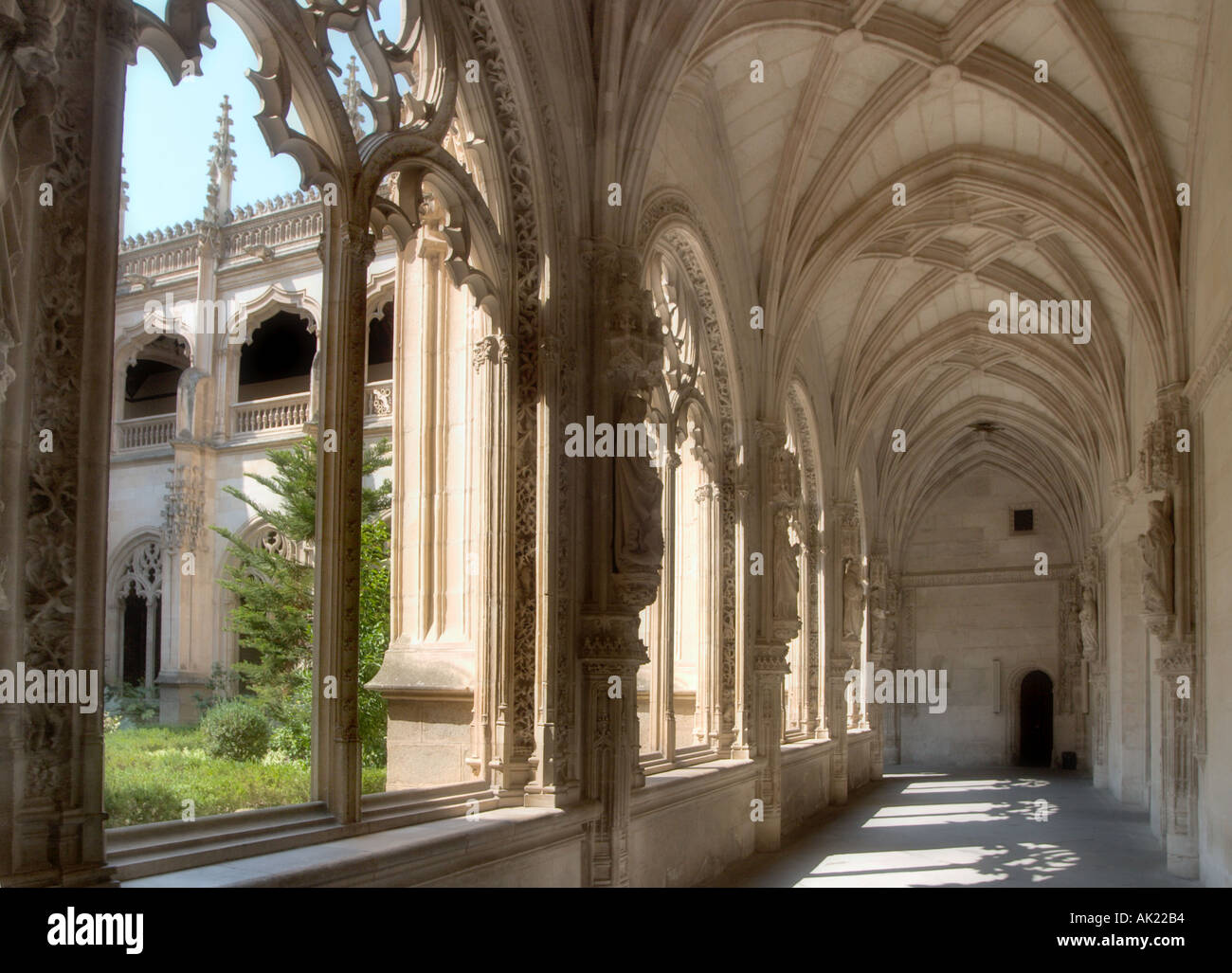 Soft focus shot dei chiostri della chiesa di San Juan de los Reyes, Toledo, Castilla-La-Mancha, in Spagna Foto Stock