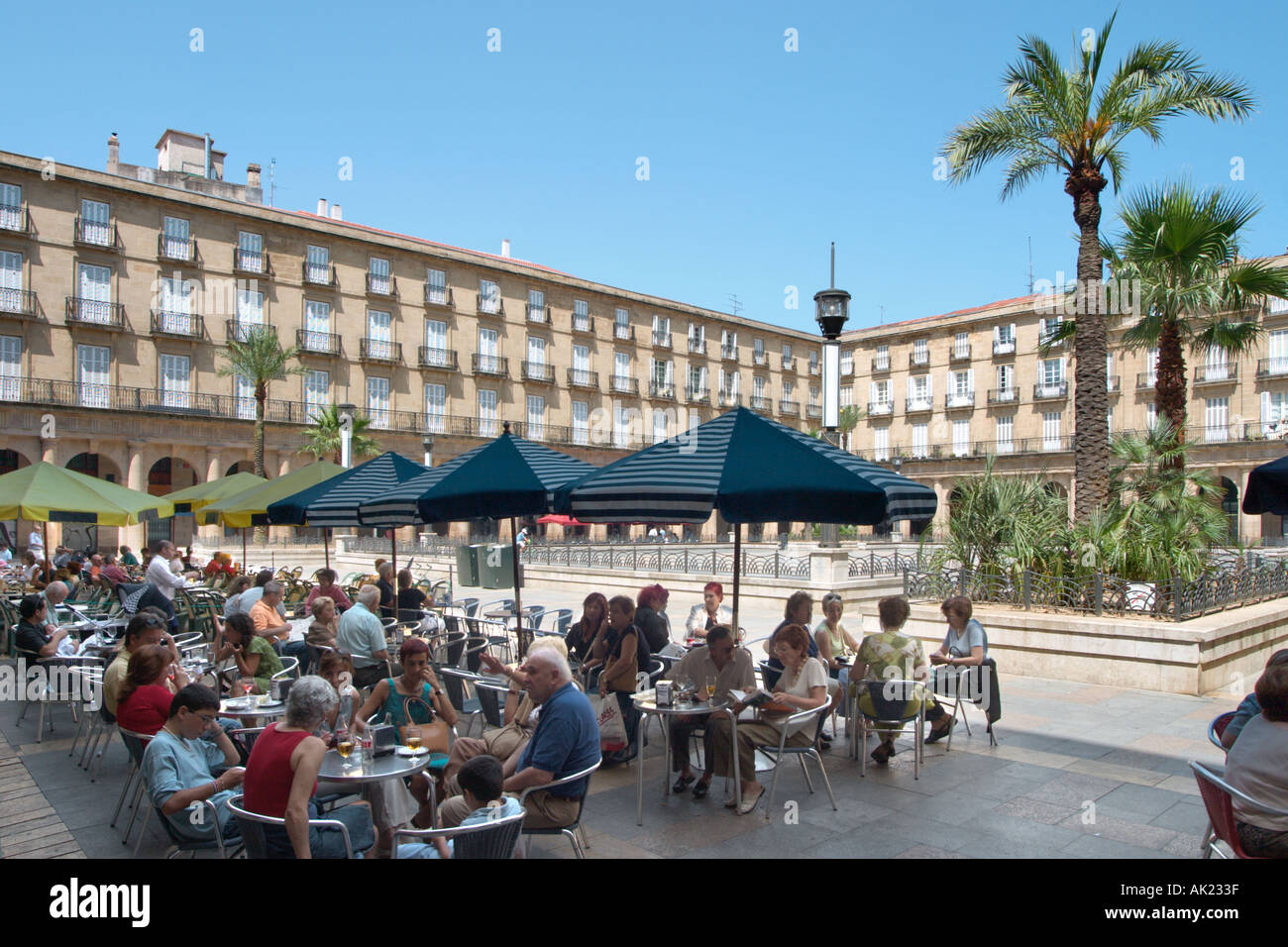Street cafe in Plaza Nueva, Bilbao, Paesi Baschi Foto Stock