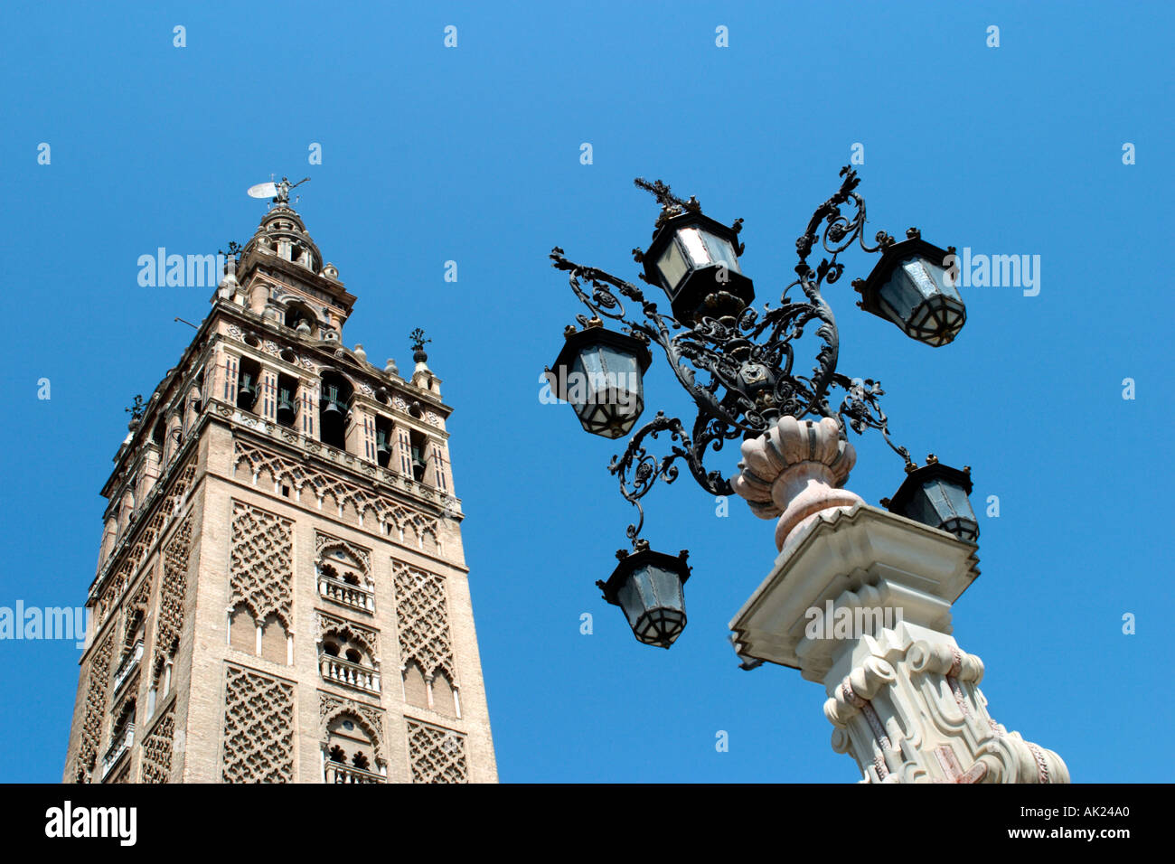 La torre Giralda sopra la cattedrale di Siviglia, in Andalusia, Spagna Foto Stock