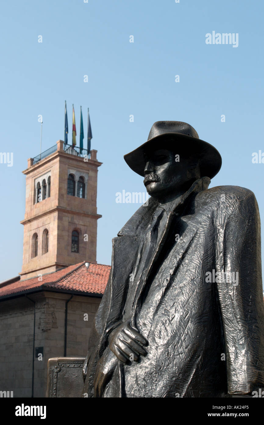 Statua di fronte all' Università, Plaza de Porlier, Città Vecchia, Oviedo, Asturias, Spagna Foto Stock