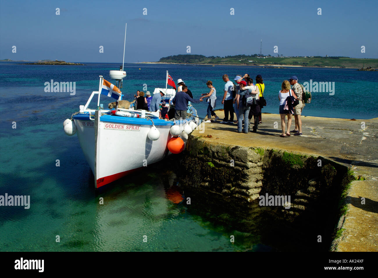 Salire a bordo di un battello a Tresco Isole Scilly Foto Stock