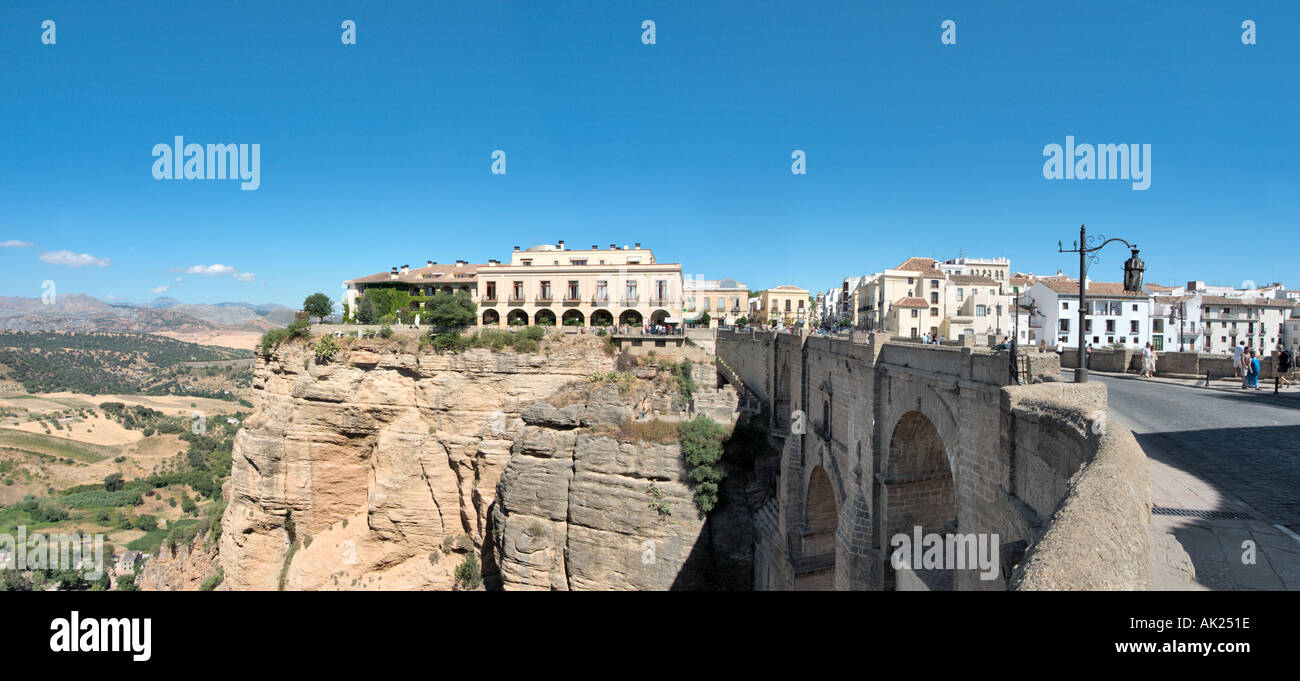 Ronda, Spagna. Vista panoramica su El Tajo Gorge dal Puente Nuevo, Ronda, Andalusia, Spagna Foto Stock