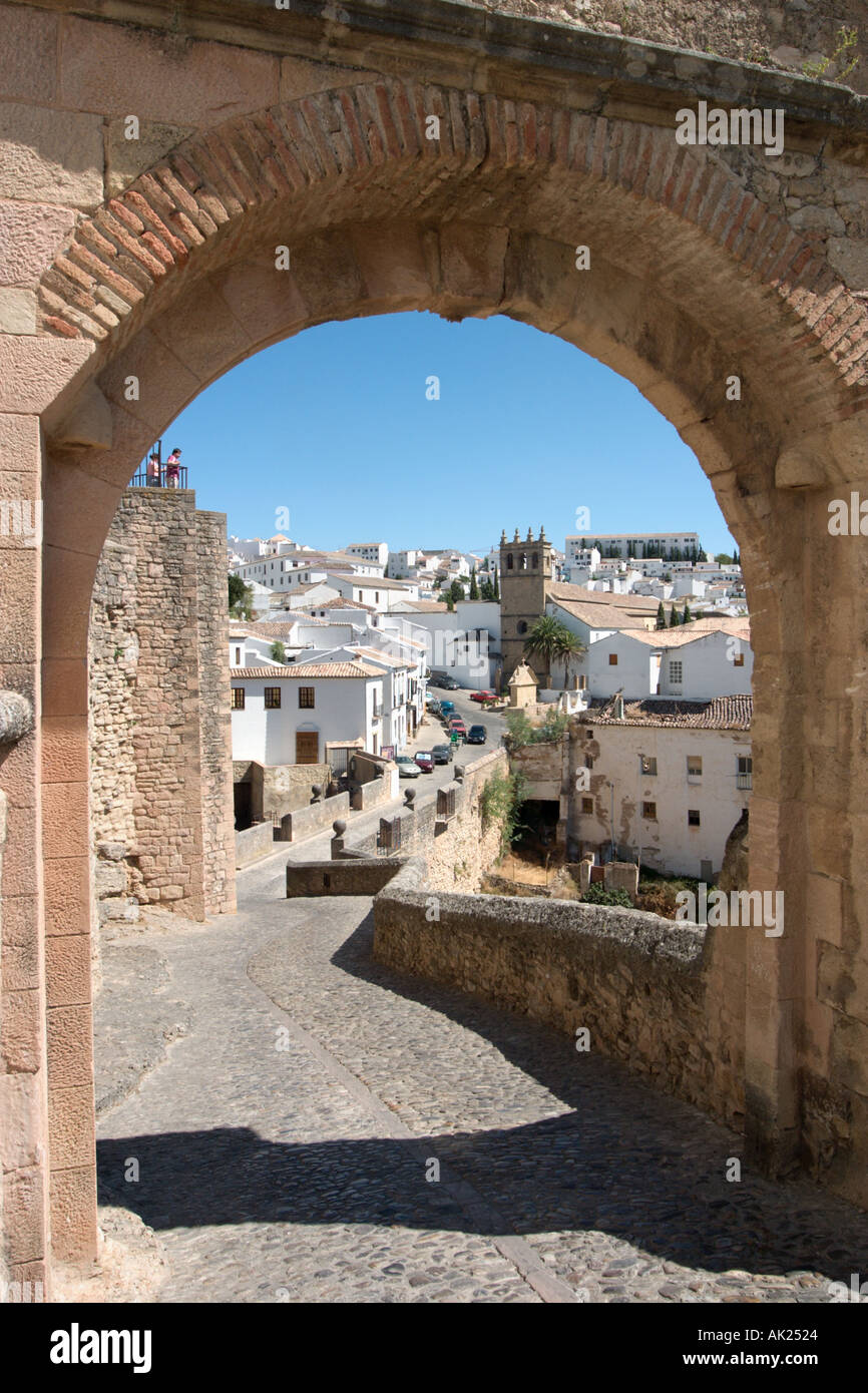 Puerta Felipe V sul Puente Viejo guardando verso la Iglesia Padre Gesù, Tajo Gorge, Ronda, Andalusia, Spagna Foto Stock