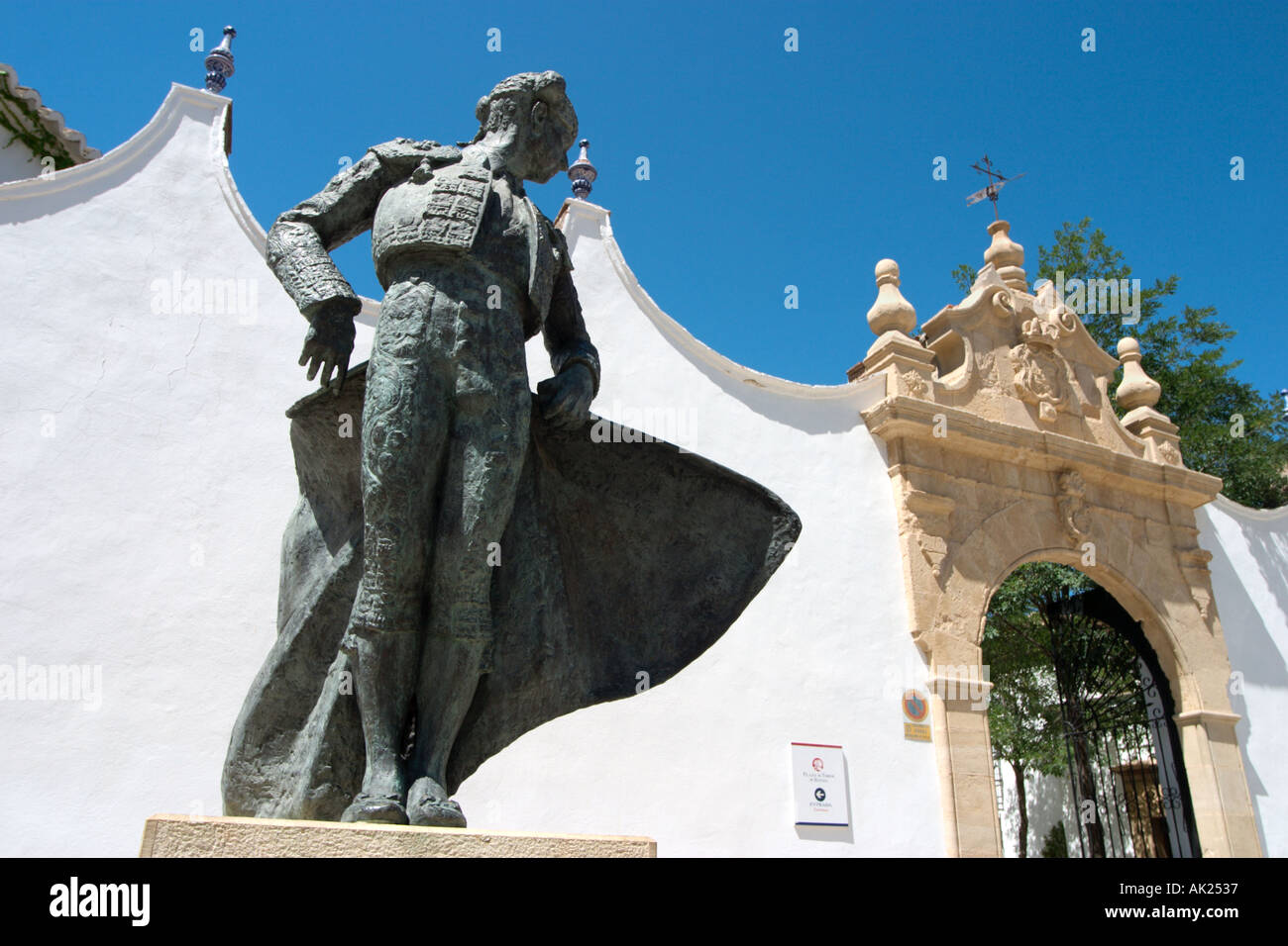 Statua di un matador al di fuori della Plaza de Toros (Arena), Ronda, Andalusia, Spagna Foto Stock
