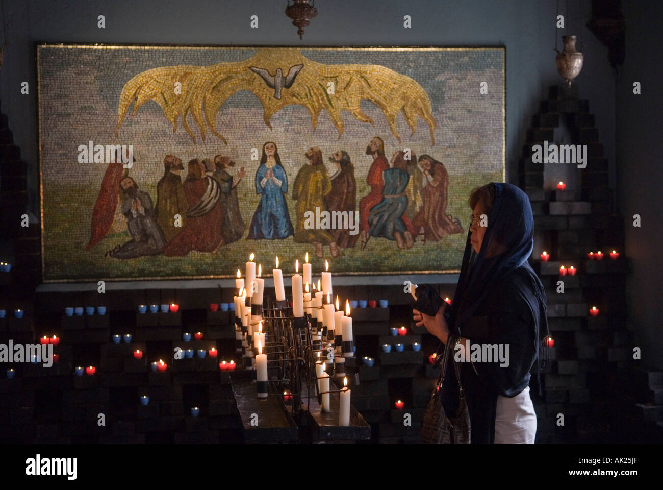 Cappella dello Spirito Santo presso la Slipper Chapel, donna che accende le candele in preghiera. Vicino a Little Walsingham, Norfolk, East Anglia, anni '2006 2000, UK HOMER SYKES Foto Stock