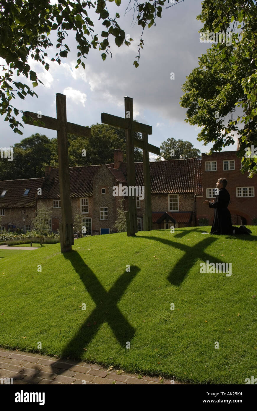 Sacerdoti anglicani pregando nella motivazione la " SANTA CASA', Little Walsingham North Norfolk Inghilterra HOMER SYKES Foto Stock
