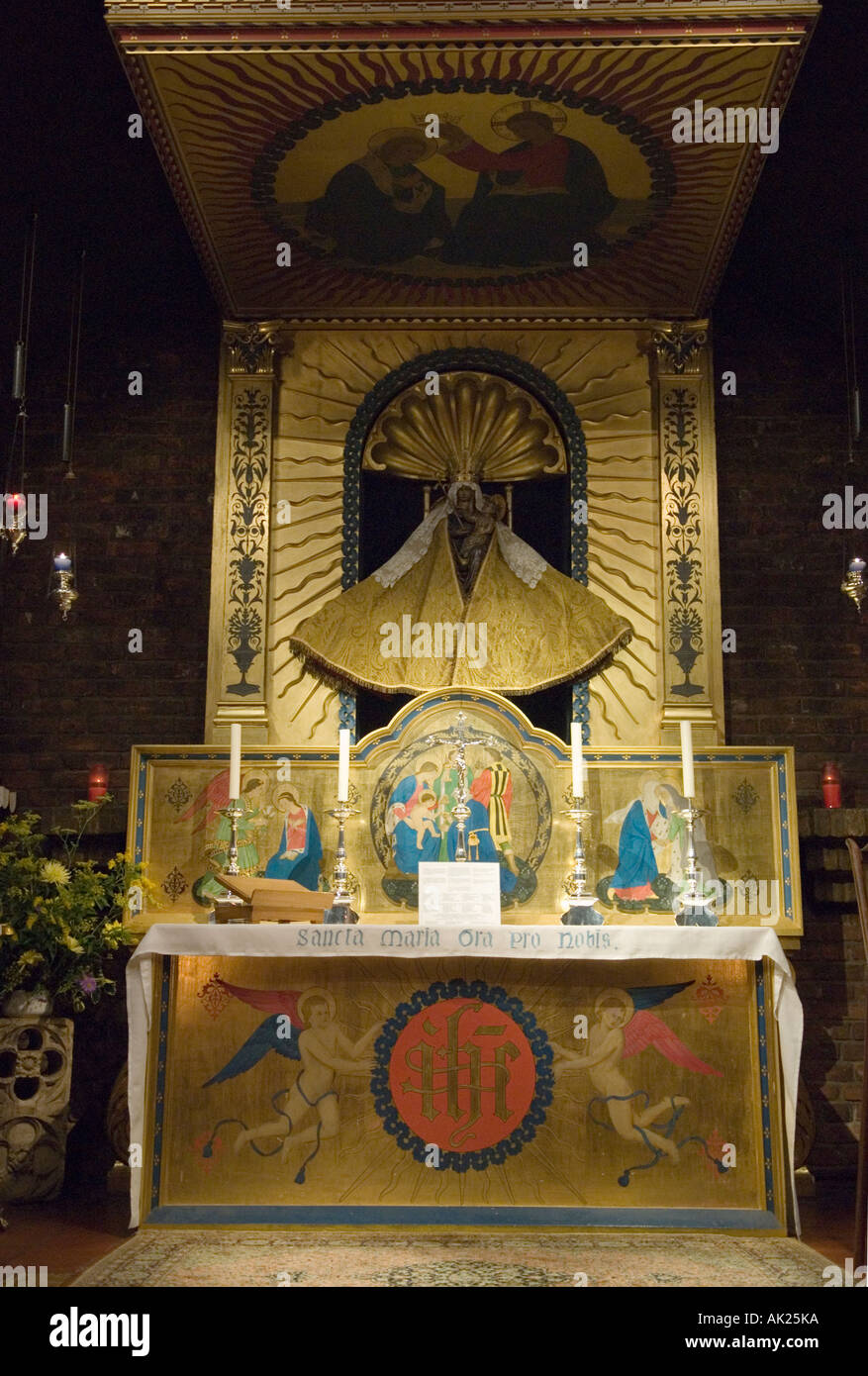 Il Santuario di nostra Signora di Walsingham. L'altare della cappella anglicana, la Santa Casa, in Inghilterra Nazareth. Little Walsingham, North Norfolk, Inghilterra Foto Stock