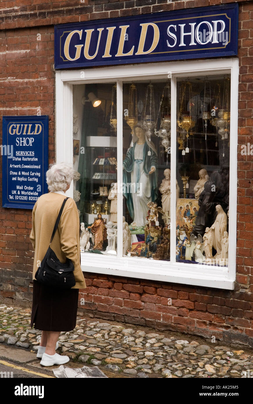 Little Walsingham Norfolk East Anglia la gilda negozio che vende souvenir religiosi Foto Stock